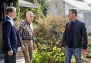 Garrison (Daniel J. Travanti, m.), und Special Agent G. Callen (Chris O'Donnell, r.).