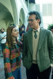 Willow (Alyson Hannigan, l.) hat mal wieder besonders gute Laune. Oder will sie Giles (Anthony Stewart Head, r.) um einen Gefallen bitten?