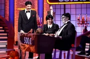 Moderator Kai Pflaume (l.) und seine Rateteam-Kapitäne Bernhard Hoëcker und Elton (r.), verkleidet als Addams-Familiy, begrüßen in diesem Halloween-Special Fernsehmoderator Harry Wijnvoord und Fernsehmoderatorin Marijke Amado (M.);