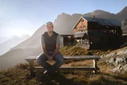 Andreas Rainer vor der Bonn Matreier Hütte