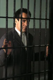 Wer sollte einen zum Tode Verurteilten ausgerechnet 45 Minuten vor dessen Hinrichtung umbringen. Eine Frage, für die Monk (Tony Shalhoub) sich sogar als Häftling ins Gefängnis einschleusen lässt...