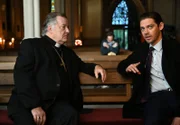 Erzbischof Argento (Peter Gerety, l.); Malcolm Bright (Tom Payne, r.)
