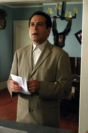 Der Plattenproduzent Ian Blackburn wird erschossen im Panic Room seines Hauses aufgefunden. Ein neuer Fall für Adrian Monk (Tony Shalhoub) ...