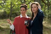 Sylvie (Anja Knauer) erzählt Inge (Elisabeth Baulitz, l.) von ihren Problemen.