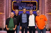 Moderator Kai Pflaume (M.) und seine Rateteam-Kapitäne Bernhard Hoëcker (l.) und Elton (r.) begrüßen in dieser Sendung den ehemaligen Profi-Fussballspieler Thomas Strunz (2.v.l.) und den ehemaligen Profi-Fussballspieler Thomas Helmer (2.v.r.).