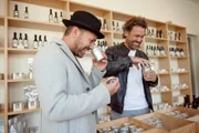 Moderations-Duo (v.li.: Pascal Kitzmüller, Karl Weixelbaumer) riecht Parfüme