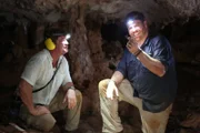 Josh Gates (r.)