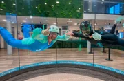 Tobi Kämmerer beim Indoor Skydiving in Viernheim mit Instructor Max (re.).