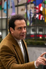 Mit seinen ebenso schrulligen wie genialen Methoden gelingt es Monk (Tony Shalhoub) bald, den Mörder des lettischen Botschafters zu ermitteln.