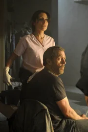 Cuddy (Lisa Edelstein) und House (Hugh Laurie) sehen nur einen Weg, um die junge Frau aus den Trümmern zu befreien - das Bein des Opfers muss amputiert werden.
