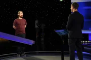 Moderator Alexander Bommes mit dem Kandidaten Johannes Floehr.