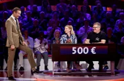 Moderator Kai Pflaume (M.) und seine Rateteam-Kapitäne Bernhard Hoëcker und Elton (r.) begrüßen in dieser Sendung die Dressurreiterin Isabell Werth und die Dressurreiterin Jessica von Bredow-Werndl (M.).