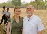 Moderatorin Andrea Jansen mit dem Schweizer Honorarkonsul Guido Käppeli in der Region von Savanaketh.