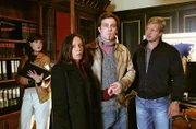 Nina (Elena Uhlig, l.) und Leo (Henning Baum, r.) müssen die Ehefrau (Vera Lippisch, 2.v.l.) und den Sohn (Bernhard Piesk, 2.v.r.) des brutal zusammengeschlagenen Druckereibesitzers Weininger mit irritierenden Tatsachen konfrontieren: Wie konnte der angeblich kurz vor der Pleite stehende Carlo Weininger sein luxuriöses Doppelleben finanzieren?