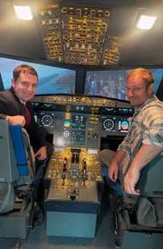 Tobi Kämmerer im Flugsimulator mit Pilot Lars Hanke (li.)