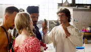 Pornoproduzent erklärt mit Hilfe einer Banane, was er von Bilal, Kathi und Thorsten beim Dreh erwartet.