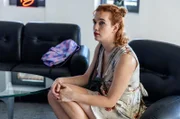 Milou (Salome Kießling) versucht darauf zu achten, dass ihre Freundin keinen Unsinn anstellt.