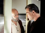 WDR Fernsehen TATORT, "Mördergrube", Buch Robert Schwentke, Regie Christiane Balthasar, am Donnerstag (04.07.13) um 20:15 Uhr. Nach über 30 Jahren taucht unerwartet Max Ballaufs (Klaus J. Behrendt) obdachloser Vater Walter (Peter Franke, l) auf, der unter Diebstahlverdacht steht.