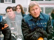 Ulli Kerner (Ulrich von Dobschütz, vorne) ist ein Motorradfreak und gehört dem Rockerclub „King's“ an.