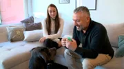 Hundecoach Andreas Ohligschläger (r) zusammen mit Halterin Lara und ihrem Hund Bruno beim ersten Training in der Wohnung.