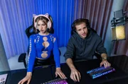 Synthia (Zsá Zsá Inci Bürkle) und Pascal (Lukas Sperber) tragen beim Onlinegaming einen Wettbewerb aus.