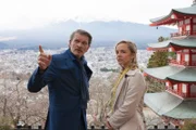 Die Lektorin Saskia Fährmann (Johanna Klante) hat an Bord den Bestseller-Autor Hendrik Claasen (Götz Otto) getroffen, der ein wichtiger Neuzugang für den Verlag wäre. Zusammen mit ihm begibt sie sich auf den Landausflug.