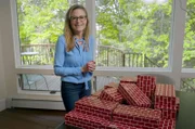 Tali Sharot hat den Optimismus erforscht und herausgefunden, dass die meisten Menschen sich in ihren optimistischen Zukunftserwartungen nicht beirren lassen, auch wenn man sie mit der Realität konfrontiert.