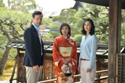 Für Anna Sato (Agnes Decker, r.) und ihren Verlobten Daniel Felber (Tobias van Dieken, r.), wird die Reise nach Japan nicht nur eine Reise in die Vergangenheit. Anna muss auch verarbeiten, dass ihre Schwester Misaki (Linda Chang, M.) eine Geisha ist.
