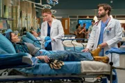 (v.l.n.r.) Noelle (Vera Cherny); Dr. Meredith Grey (Ellen Pompeo); Dr. Levi Schmitt (Jake Borelli)