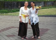 SF unterwegs - Bali Moderatorin Wasiliki Goutziomitros mit Balinesin