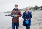 ARD HEITER BIS TÖDLICH - MORDEN IM NORDEN, neue Krimiserie am Vorabend mit 16 Folgen, Folge 1 "Der Marzipanmörder", am Dienstag (21.02.12) um 18.30 Uhr im Ersten. Finn Kiesewetter (Sven Martinek, l.) und Kollegin Sandra Schwartenbeck (Marie Luise Schramm, r.) ermitteln in ihrem ersten gemeinsamen Mordfall am Timmendorfer Strand.