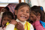 Die Kinder vom Volksstamm der Uru kommen mit dem Boot zur Schule.