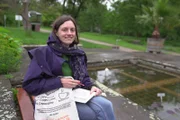 Buchstaben sind ihr Lieblingsmotiv: Lea Majeran (28) ist fasziniert von Schrift. Am liebsten webt sie in ihren Bildern Buchstaben mit Blumen zusammen und kreiert damit eine neue Typografie.