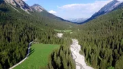 Das Gaistal wird auf beiden Seiten von beeindruckenden Bergriesen umrahmt.