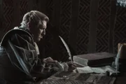 Nachgestellte Szene: Dietrich Flade beim Schreiben von Briefen an seinem Schreibtisch.