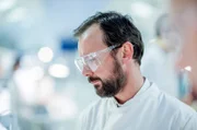 Alec Jeffreys (John Simm) forscht fieberhaft an der Entschlüsselung der DNA – bisher ohne Erfolg.