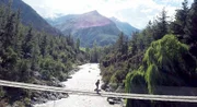 Canela Ortega überquert ihren geliebten Maipo Fluß im Maipo Tal in Chile. Auf dem Fluss geht sie ihrer Lieblingsbeschäftigung nach- dem Kayak fahren in den reißenden Strömungen.