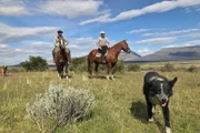 Santiago Richards und sein Freund auf der Suche nach Wildpferden in den patagonischen Anden.