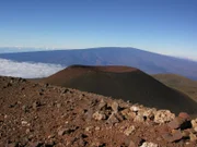 Blick vom Gipfel des Mauna Kea-Vulkans auf den aktiven Mauna Koa auf Hawaiis Big Island.