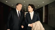 Alexander Schalck-Golodkowski (Thomas Thieme) warnt Margot (Barbara Auer), dass die Koko nach der Grenzöffnung ins Visier der politischen Führung der DDR geraten ist.