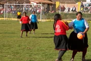 Zweikampf in 3.700 Meter Höhe: Die Frauen vom Fußballverein "Sporting Piuray" im peruanischen Hochland kämpfen um den Ball.