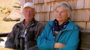 "Tiroler Lieblingsplätze", Tirol hat viele faszinierende Landschaften zu bieten und Menschen, die mit diesen Landschaften eng verbunden sind. Wir haben uns im ganzen Land auf die Suche gemacht. Drei landschaftliche Kostbarkeiten und drei ganz besondere Menschen haben wir dabei gefunden. Tauchen Sie im Gaistal ein in die Welt des Schriftstellers und Jägers Ludwig Ganghofer. Am atemberaubenden Seebensee haben sich die Liebenden seines Romans "Das Schweigen im Walde" zum ersten Mal getroffen. In der Kaiserklamm bei Brandenberg im Tiroler Unterland zeigen wir Ihnen Bilder der lebensgefährlichen Holzdrift, die ein ehemaliger Holzarbeiter noch selbst miterlebt hat. Und schauen Sie sich das ursprüngliche, das einfache Leben auf der Oberstaller Alm im hintersten Villgratental in Osttirol an. Regie: Katharina Kramer. Im Bild: Anna und Siegfried Presslaber sind Bewohner des wildromantischen Gschlösstals.