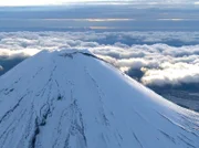PHOENIX DER PAZIFISCHE FEUERRING, TEIL 1, "Neuseeland, Vanuatu und Indonesien", am Montag (29.09.14) um 20:15 Uhr. Der Ngauruhoe-Vulkan im Tongariro Nationalpark. Der aktive Vulkan ist mit 2.291 Meter der höchste Gipfel des Tongariro-Vulkanmassivs auf Neuseelands Nordinsel.
