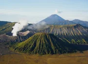 Vulkanisches Gebiet mit Vulkan Bromo auf Java, Indonesien