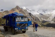 Traumstraße: Auf ihrem Weg nach Huaráz kommen LKW-Fahrer Antonino und sein Sohn Alex am höchsten Berg Perus vorbei, dem Huascarán (6768m).