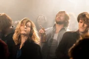 Lotte (Nadja Uhl), Jörg (Steve Windolf, M.) und Gregor (Alexander Pensel, r.) tanzen in der Zionskirche zur Musik der Band "Element of Crime".