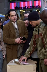 Monk (Tony Shalhoub, l.) - allein in den Straßen von New York - lässt sich auf ein Kartenspiel ein. Doch der Herausforderer (K.C. Ramsey) hat nicht mit Monks Scharfsinn gerechnet...