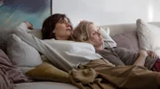 My (Sofia Helin, re.) und Helena (Alexandra Zetterberg, li.) wünschen sich ein Kind.