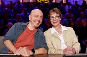 Moderator Kai Pflaume und seine Rateteam-Kapitäne Bernhard Hoëcker und Elton begrüßen in dieser Sendung die Dressurreiterin Isabell Werth und die Dressurreiterin Jessica von Bredow-Werndl.