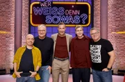 Moderator Kai Pflaume (M.) und seine Rateteam-Kapitäne Bernhard Hoëcker (l.) und Elton (r.) begrüßen in dieser Sendung den Satiriker, Fernsehmoderator und Journalisten Oliver Welke (2.v.l.) und den Stand-up-Comedian, Kabarettisten und Fernsehmoderator Till Reiners (2.v.r.).